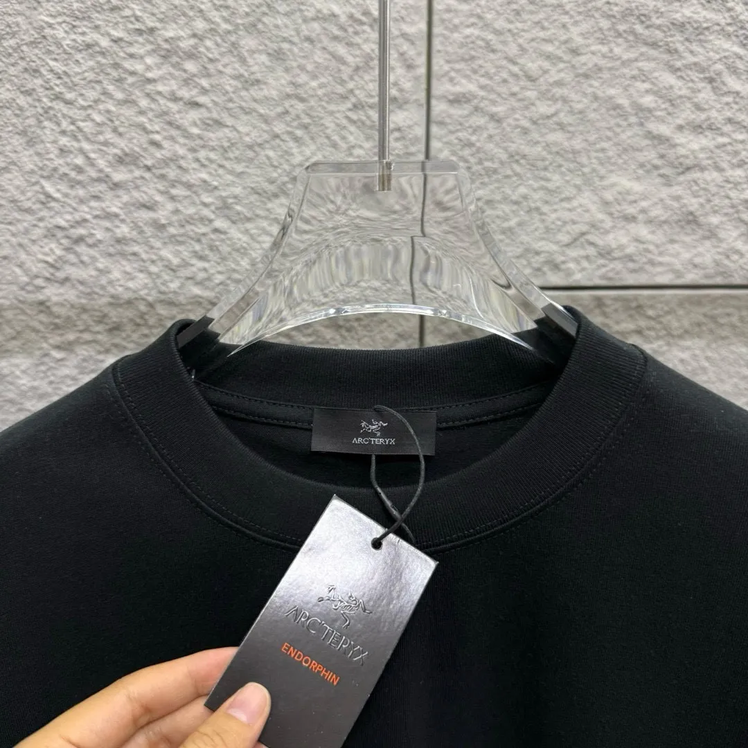 ARC'TERYX* *2025 New Arrival Classic logo T Same Style ：Black White Size： S （90-130 ） M （120-150 ） L （140-165 ） XL （160-180 ） XXL （180 ）